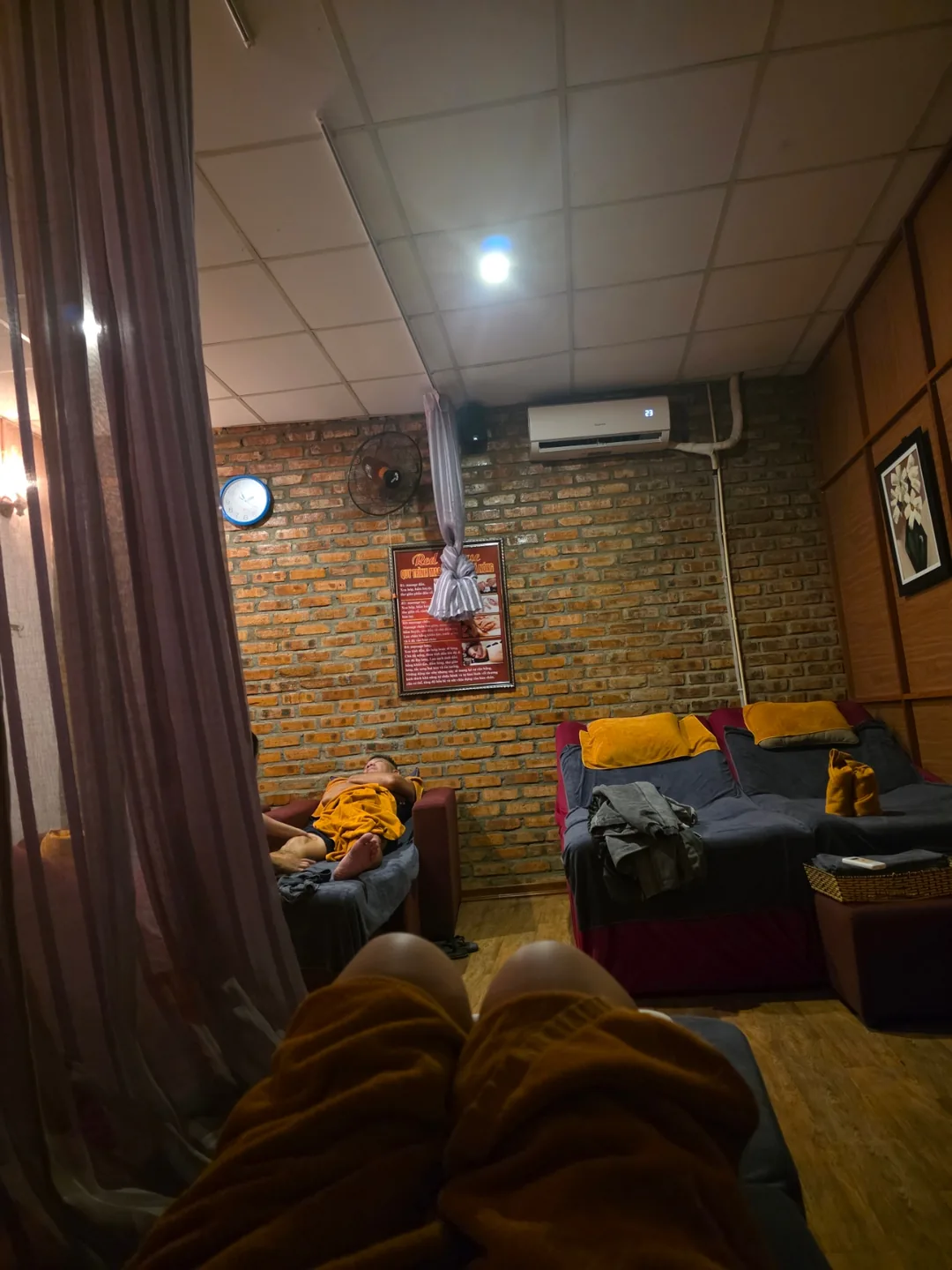 ✈️ Khu Mikevich, massage chân local mở đến tận sáng sớm – Red Spa