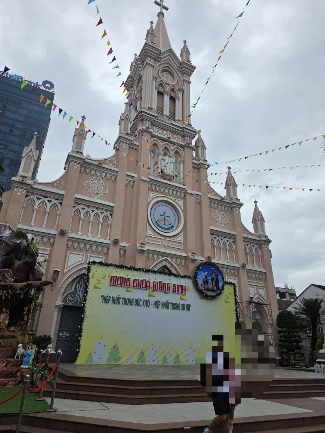 ✈️ Nhà thờ màu hồng mà tôi nhìn thấy mỗi chuyến du lịch
