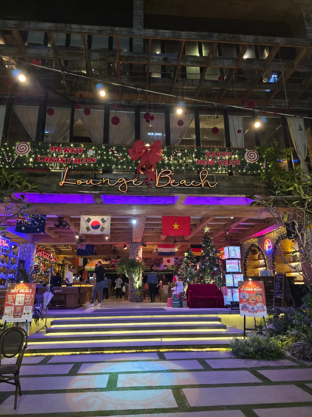 ✈️Muốn xem show lửa ở Mikebich thì cứ đến thẳng Lounge Beach nhé. (Lounge Beach Bar - Restaurant)