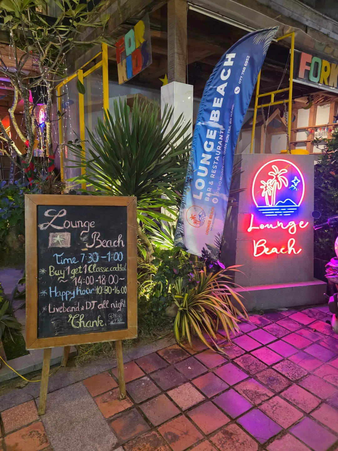 ✈️Muốn xem show lửa ở Mikebich thì cứ đến thẳng Lounge Beach nhé. (Lounge Beach Bar - Restaurant)