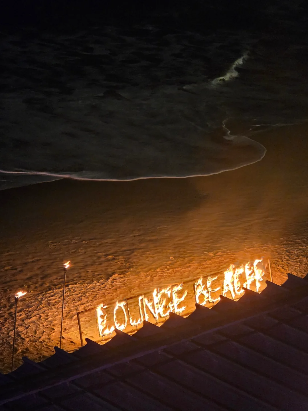 ✈️Muốn xem show lửa ở Mikebich thì cứ đến thẳng Lounge Beach nhé. (Lounge Beach Bar - Restaurant)