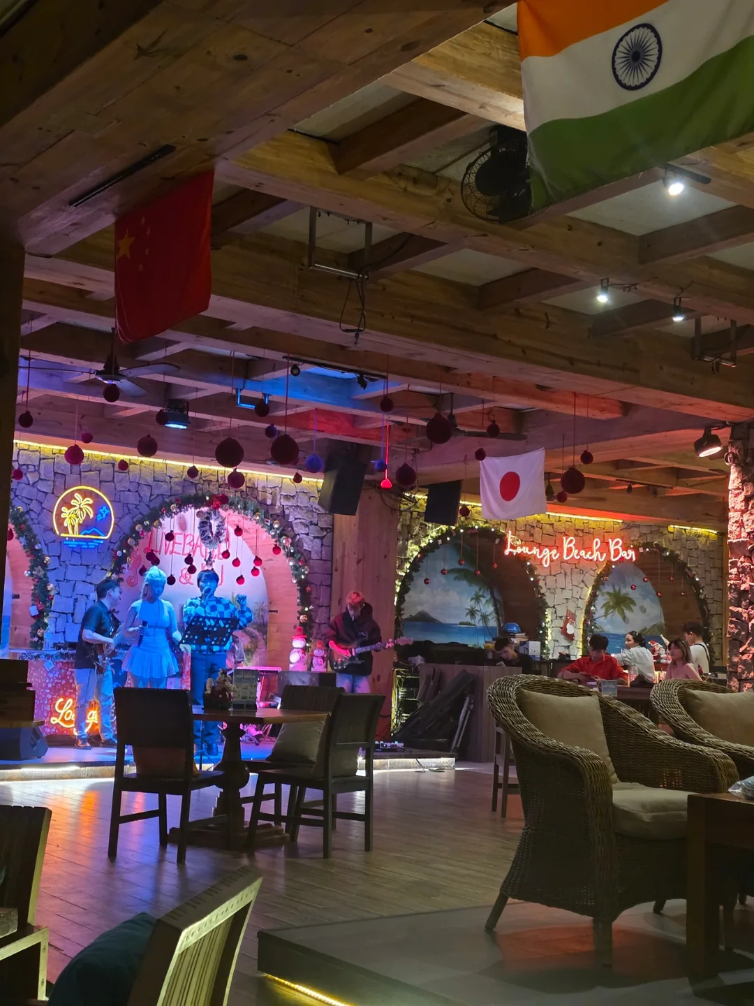 ✈️Muốn xem show lửa ở Mikebich thì cứ đến thẳng Lounge Beach nhé. (Lounge Beach Bar - Restaurant)