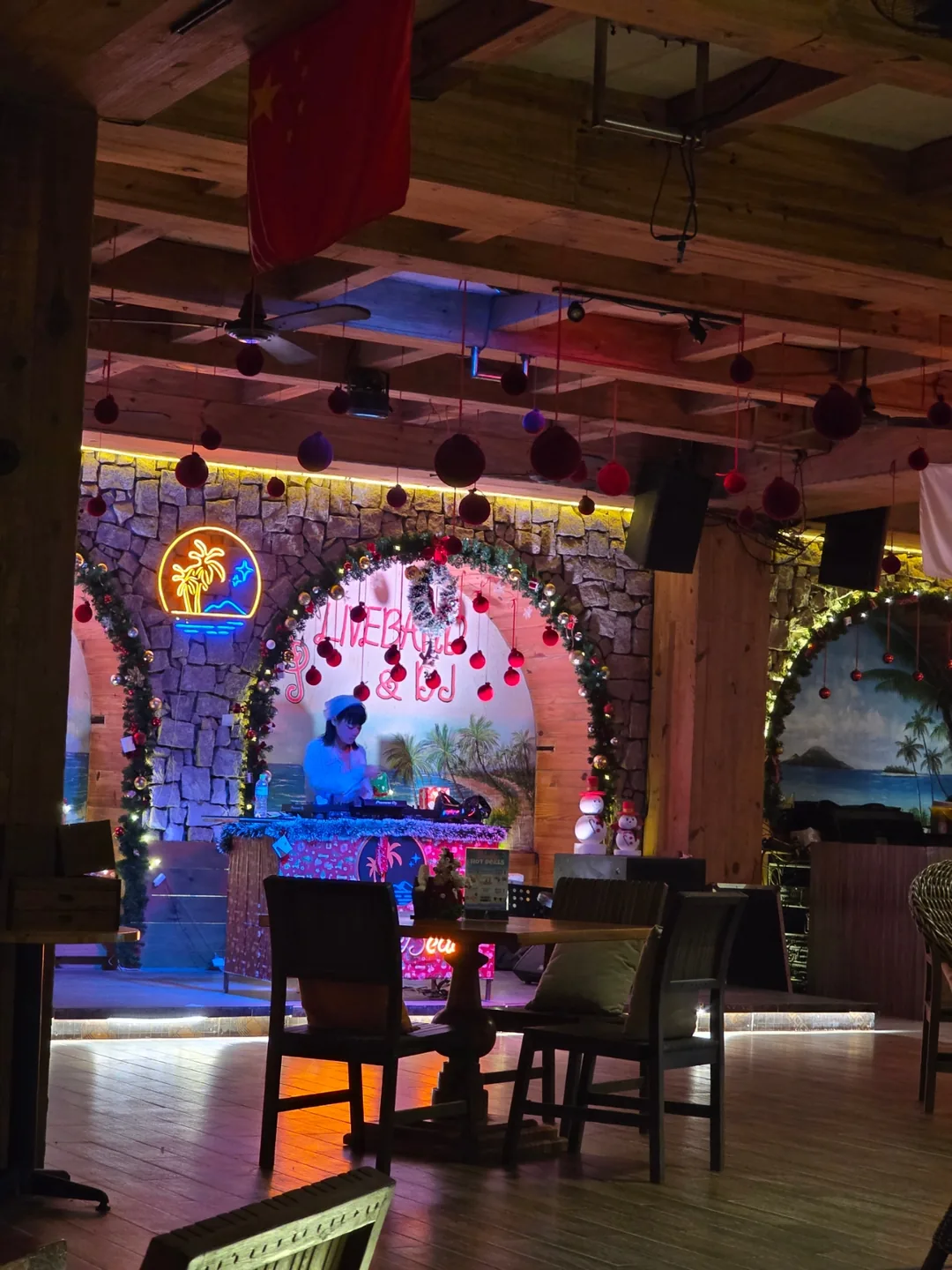 ✈️Muốn xem show lửa ở Mikebich thì cứ đến thẳng Lounge Beach nhé. (Lounge Beach Bar - Restaurant)