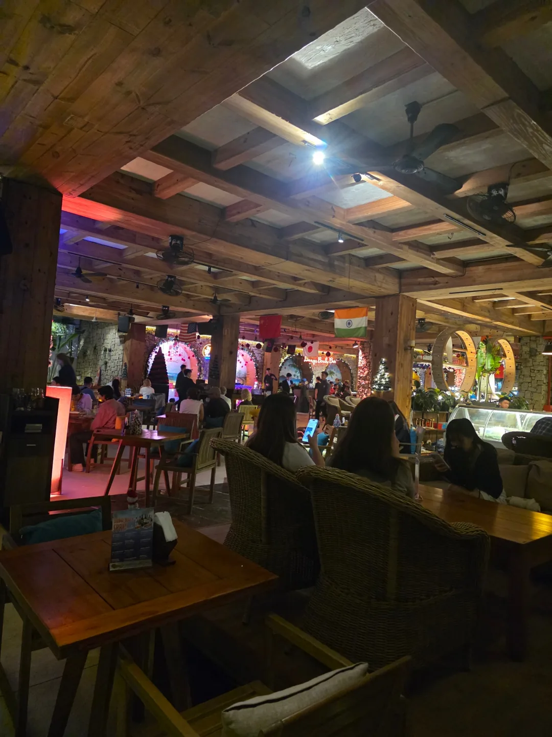 ✈️Muốn xem show lửa ở Mikebich thì cứ đến thẳng Lounge Beach nhé. (Lounge Beach Bar - Restaurant)