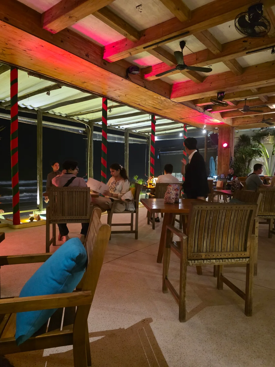 ✈️Muốn xem show lửa ở Mikebich thì cứ đến thẳng Lounge Beach nhé. (Lounge Beach Bar - Restaurant)
