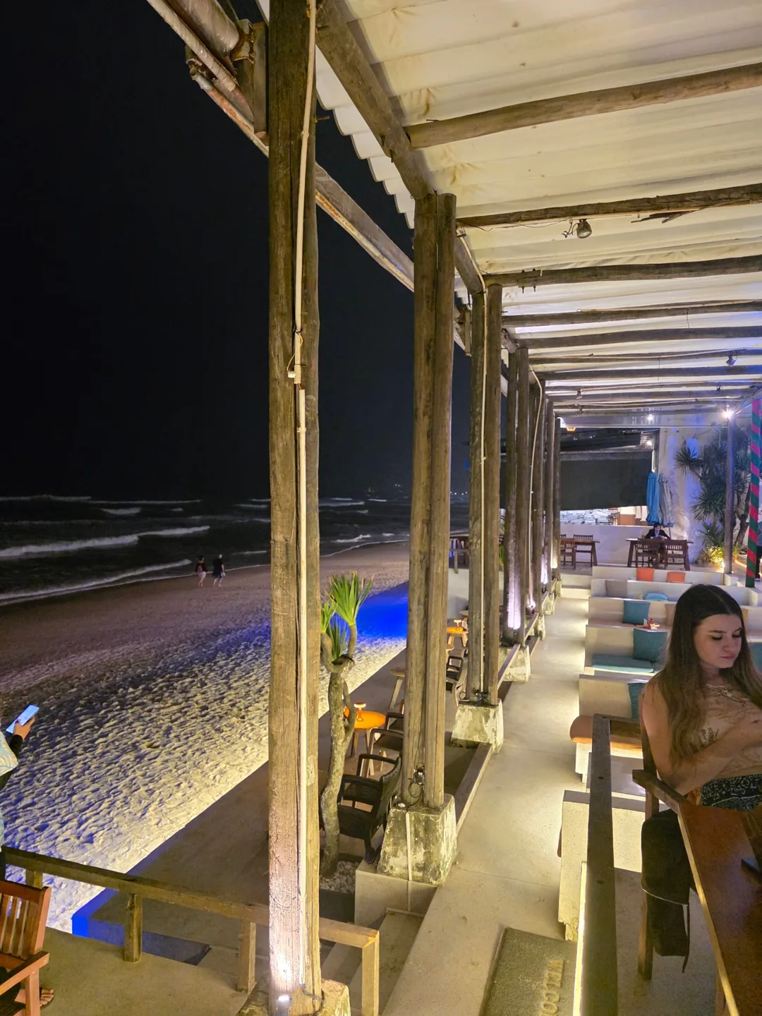 ✈️Muốn xem show lửa ở Mikebich thì cứ đến thẳng Lounge Beach nhé. (Lounge Beach Bar - Restaurant)