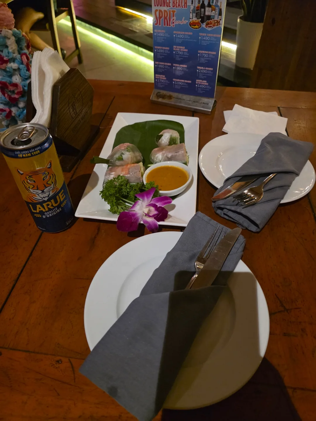 ✈️Muốn xem show lửa ở Mikebich thì cứ đến thẳng Lounge Beach nhé. (Lounge Beach Bar - Restaurant)
