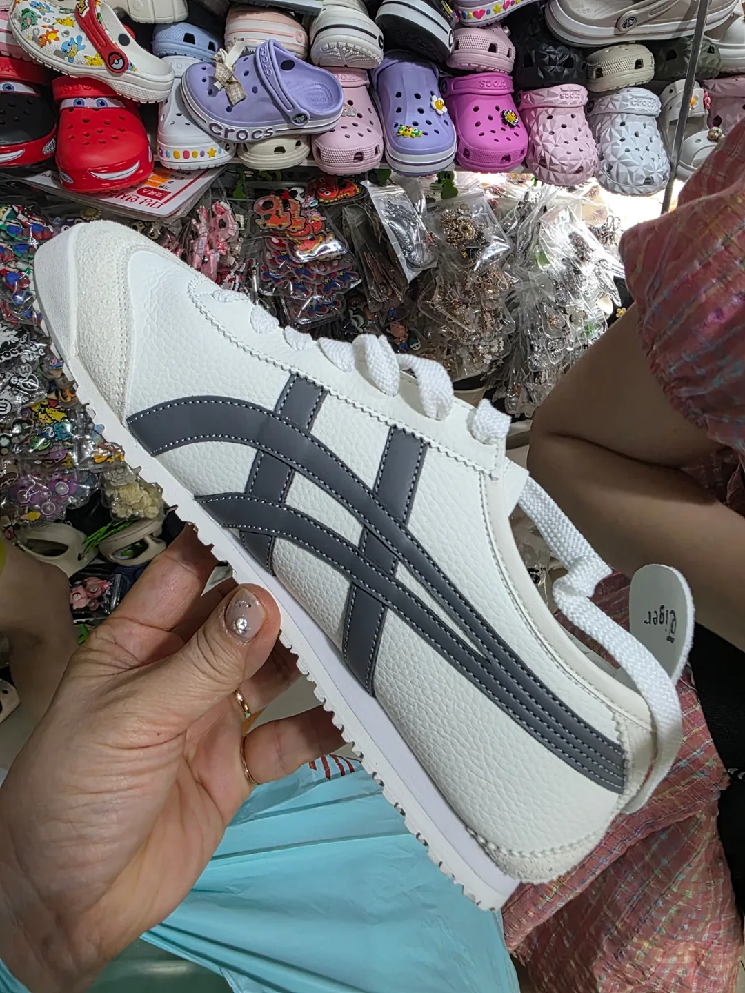 ✈️ Review giày sneaker mua ở chợ Han sau khi mang
