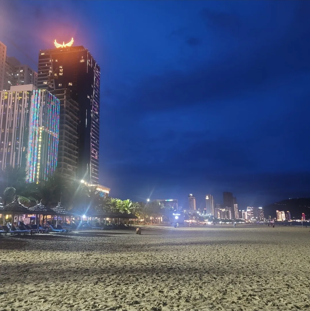 ✈️ Những con phố đêm yên tĩnh của bãi biển Mỹ Khê