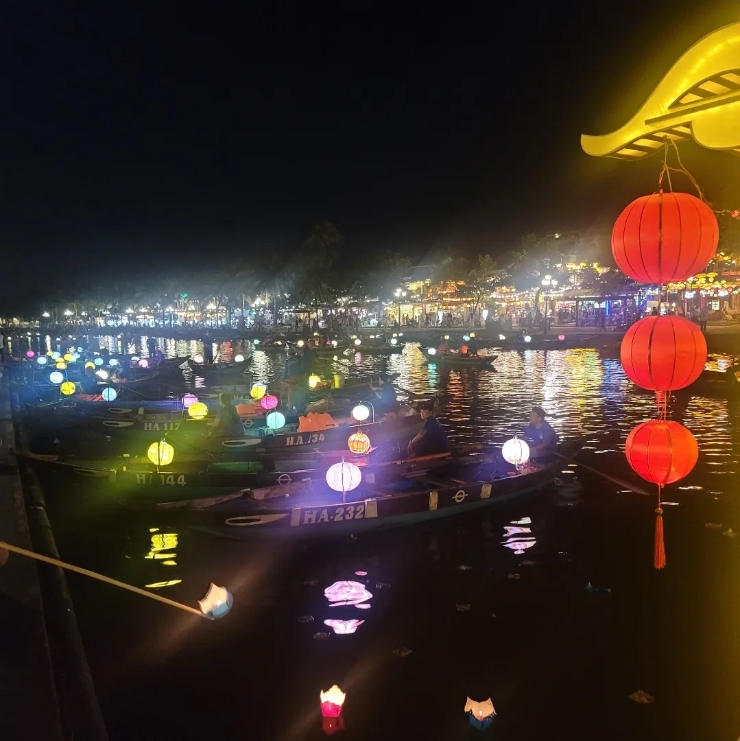 📸🎬 Thuyền nến điều ước ngắm vào ban đêm ở Hội An