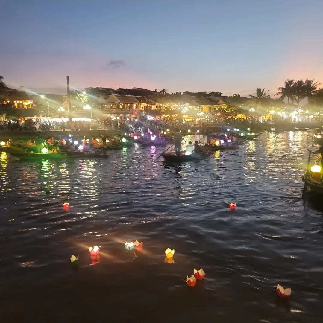 📸🎬 Thuyền nến điều ước ngắm vào ban đêm ở Hội An