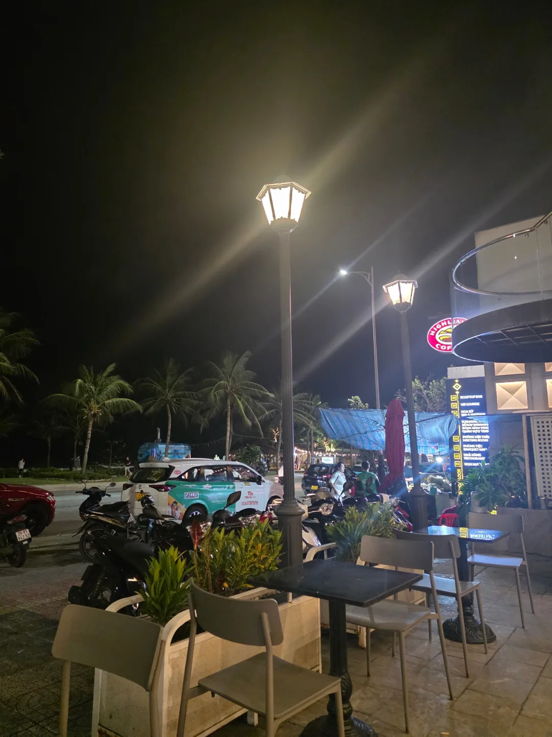✈️ Đà Nẵng Highlands Coffee - chi nhánh bãi biển Mỹ Khê