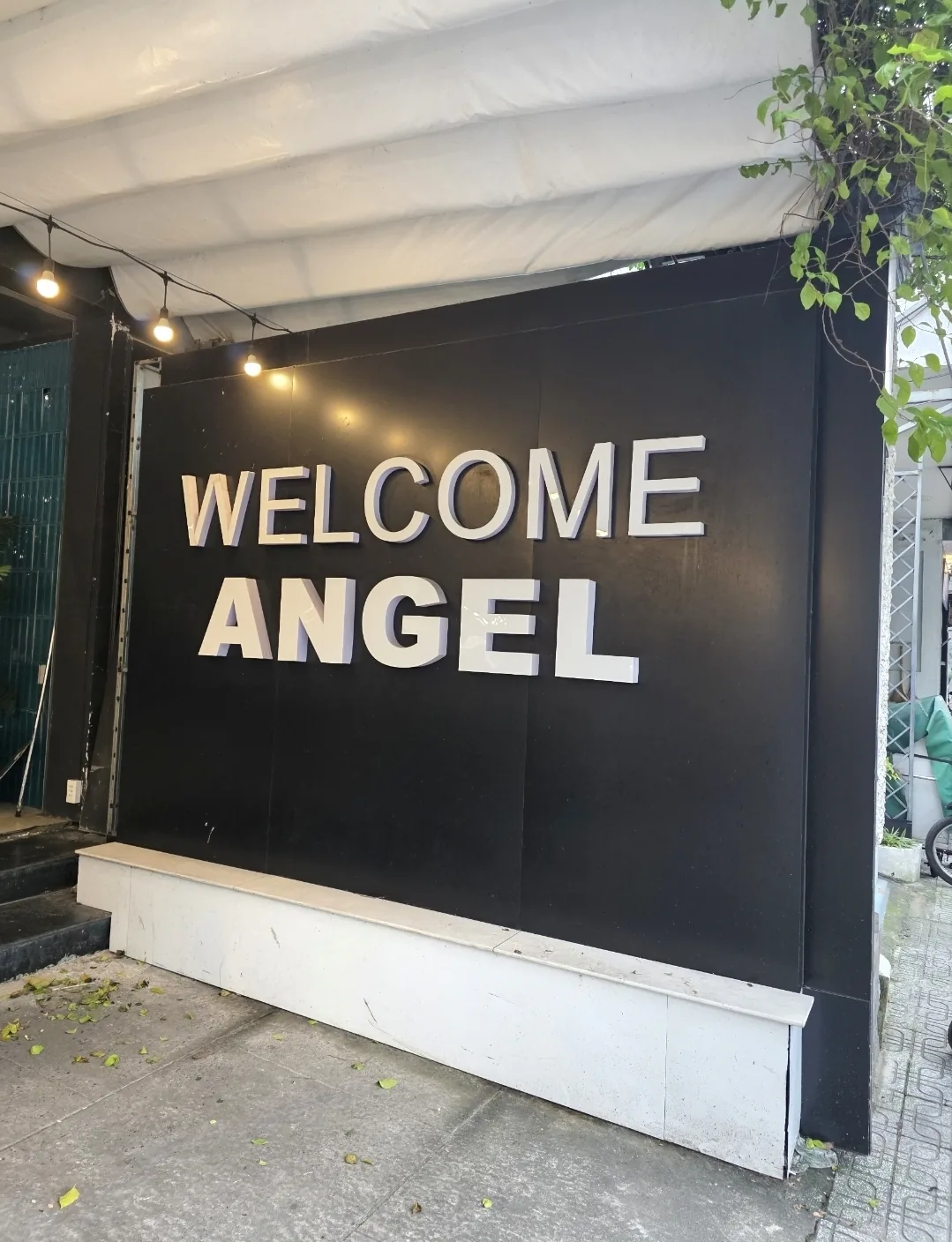 Quán cà phê lớn của người địa phương gần chợ Hàn — Angel Coffee, 87 Quang Trung