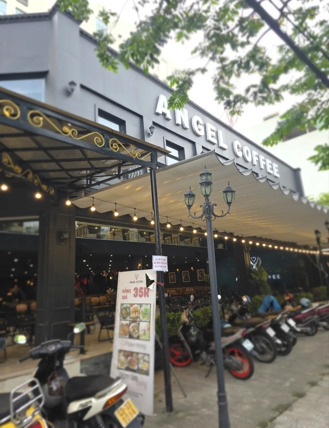 Quán cà phê lớn của người địa phương gần chợ Hàn — Angel Coffee, 87 Quang Trung