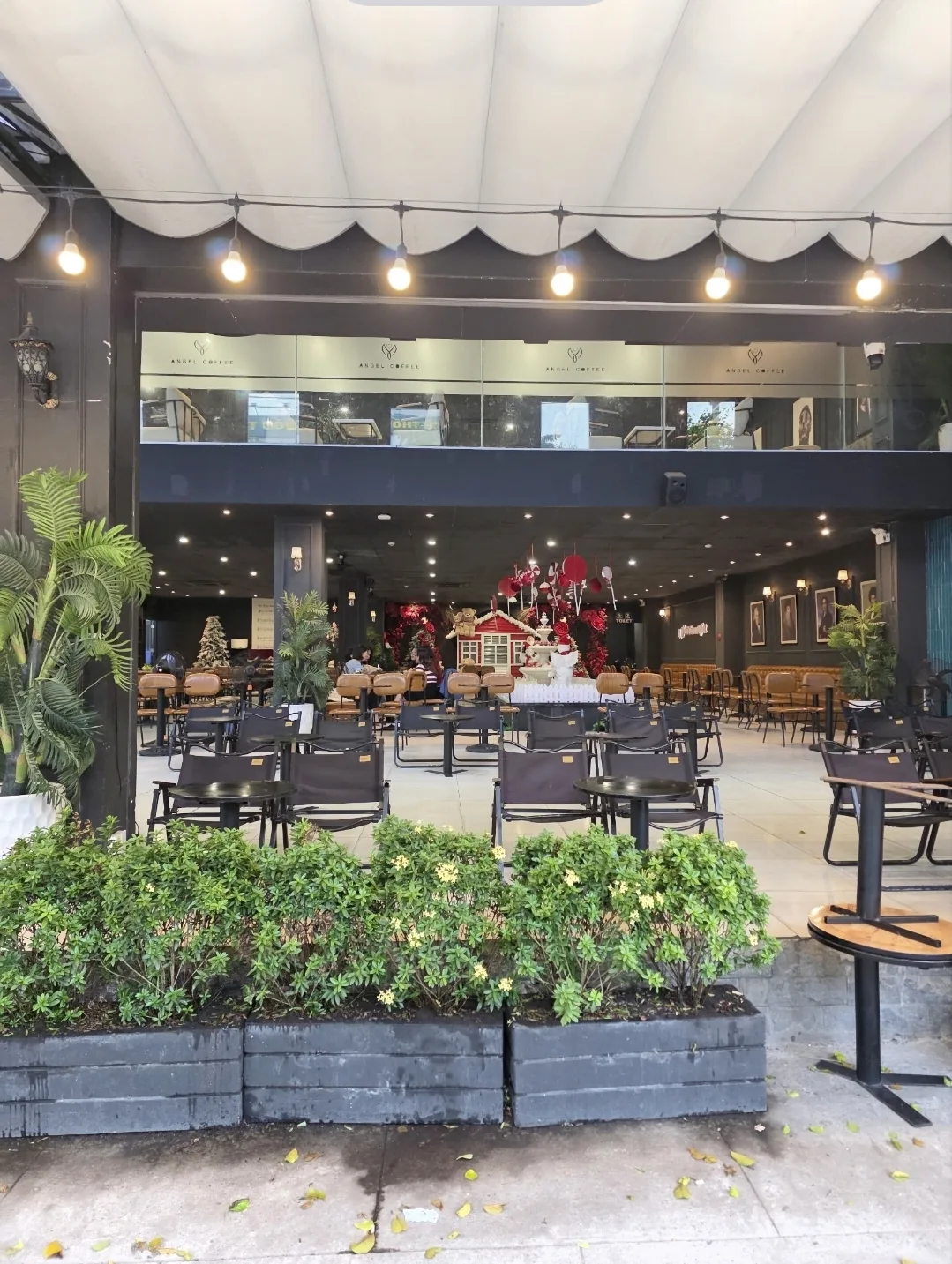 Quán cà phê lớn của người địa phương gần chợ Hàn — Angel Coffee, 87 Quang Trung