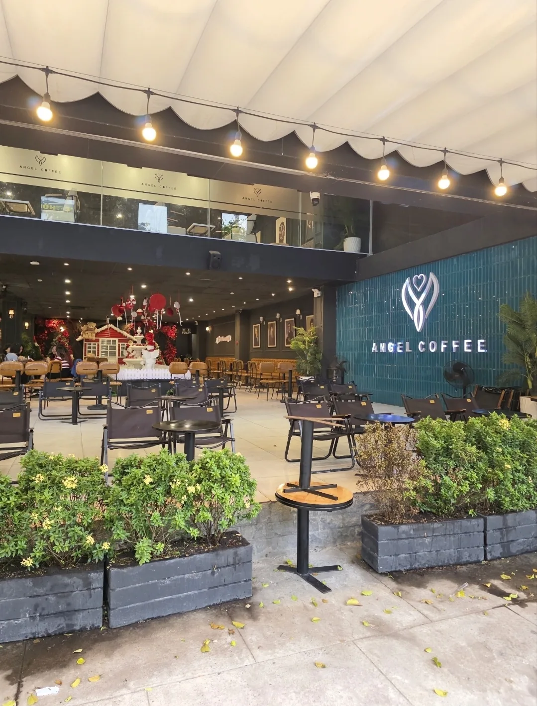 Quán cà phê lớn của người địa phương gần chợ Hàn — Angel Coffee, 87 Quang Trung