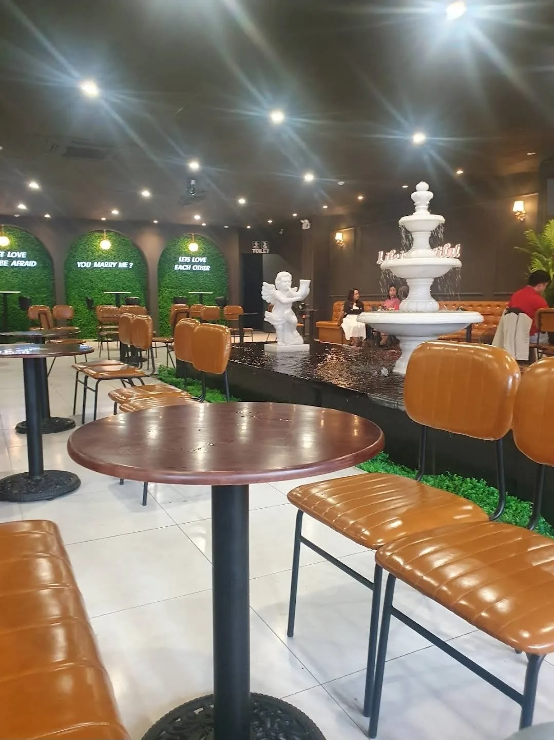 Quán cà phê lớn của người địa phương gần chợ Hàn — Angel Coffee, 87 Quang Trung