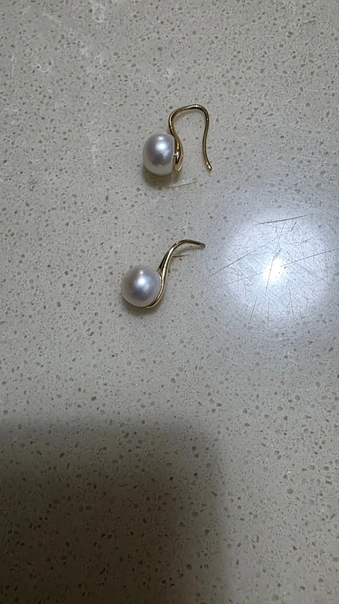Chiếc bông tai đã mất rồi.