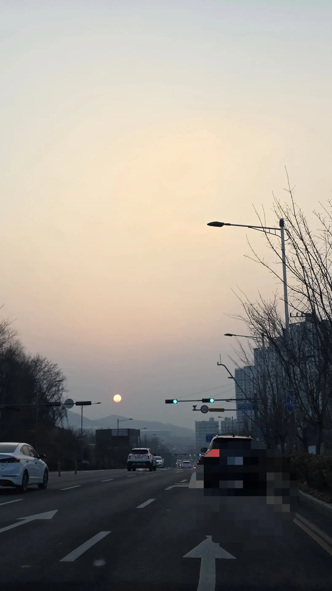 Mặt trời như quả anh đào trong ráng chiều thật là đẹp.