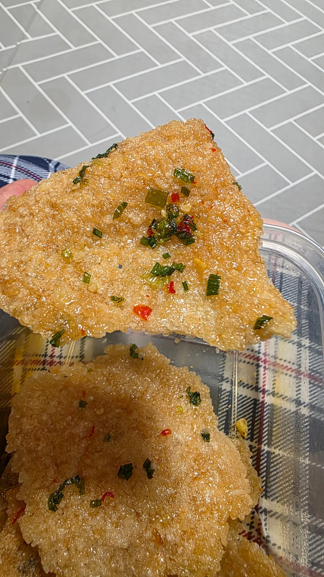 ✈️ Bánh snack cơm cháy (nurungji) bán rất chạy ở chợ truyền thống địa phương Mikevich đấy!😁