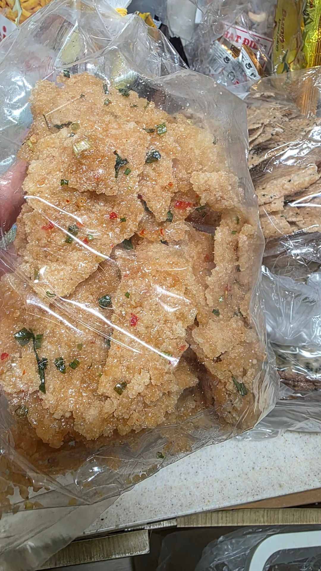 ✈️ Bánh snack cơm cháy (nurungji) bán rất chạy ở chợ truyền thống địa phương Mikevich đấy!😁