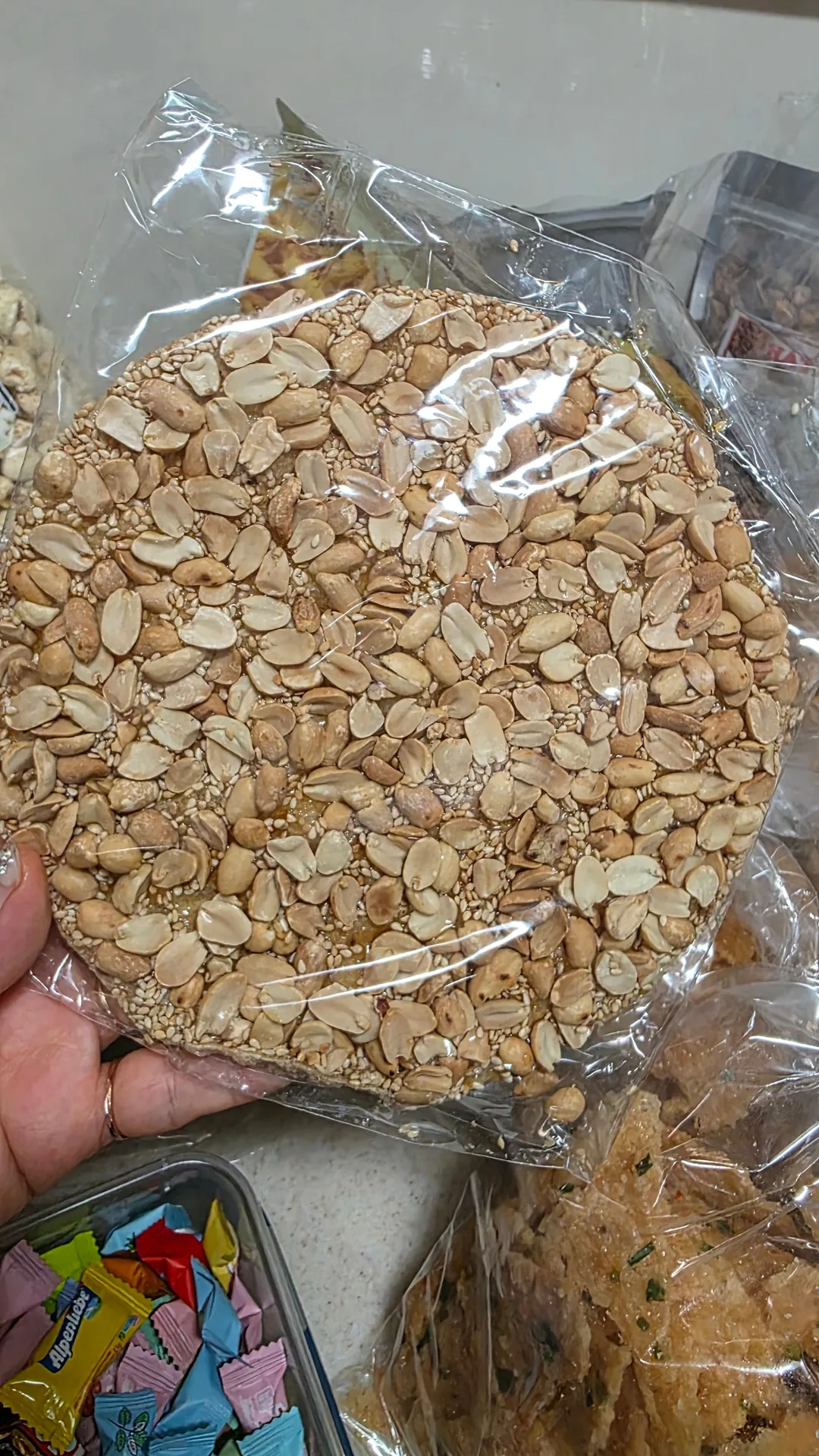 ✈️ Bánh snack cơm cháy (nurungji) bán rất chạy ở chợ truyền thống địa phương Mikevich đấy!😁