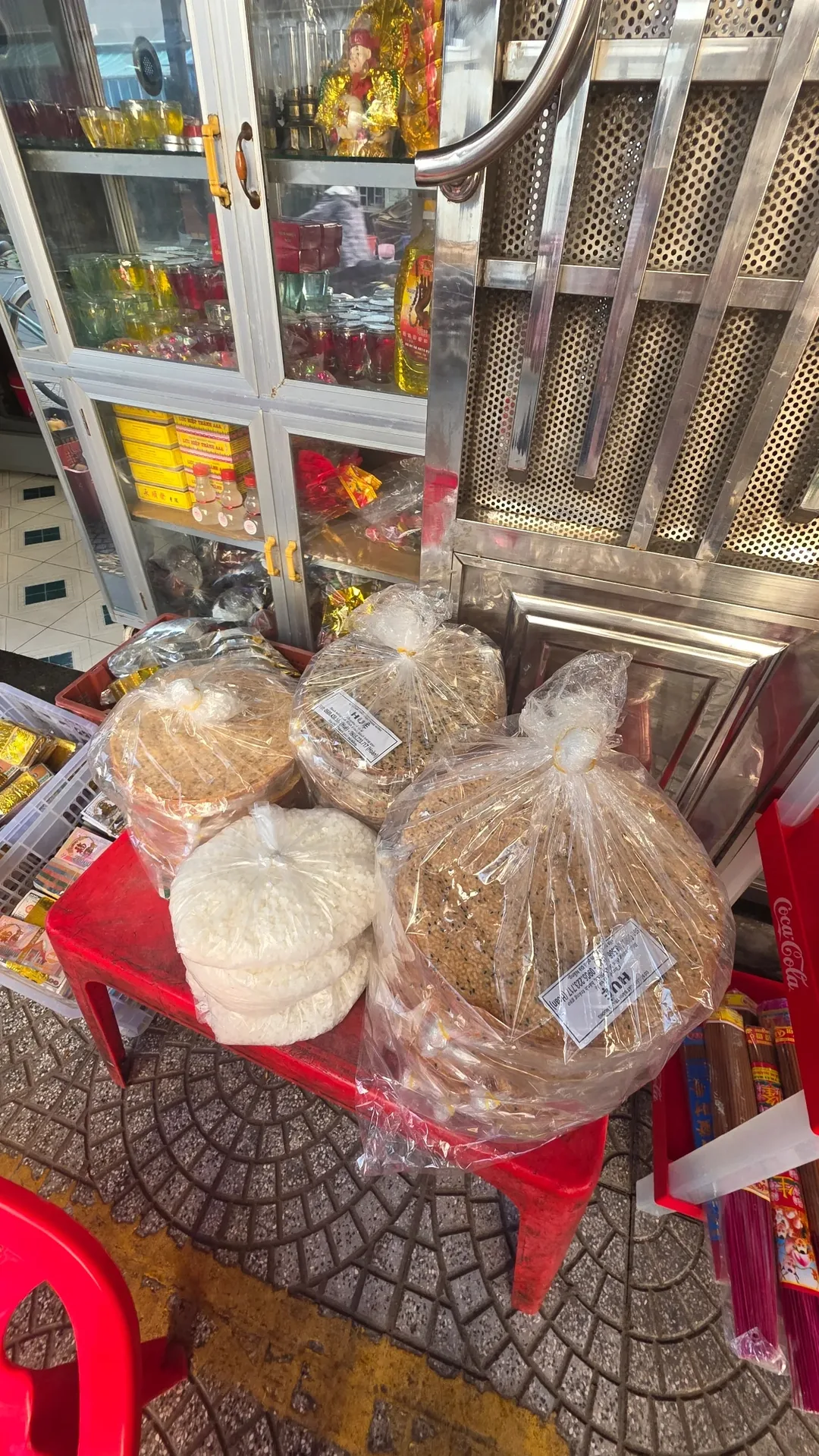 ✈️ Bánh snack cơm cháy (nurungji) bán rất chạy ở chợ truyền thống địa phương Mikevich đấy!😁