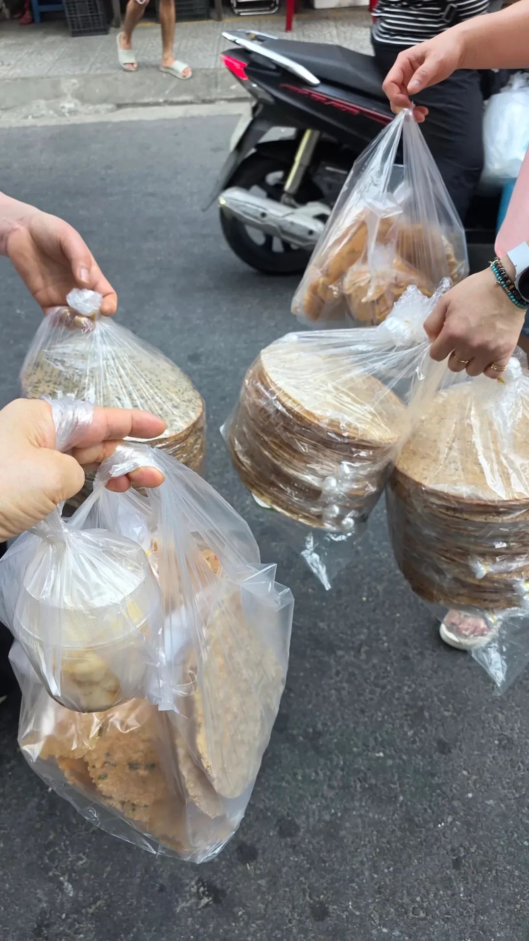 ✈️ Bánh snack cơm cháy (nurungji) bán rất chạy ở chợ truyền thống địa phương Mikevich đấy!😁