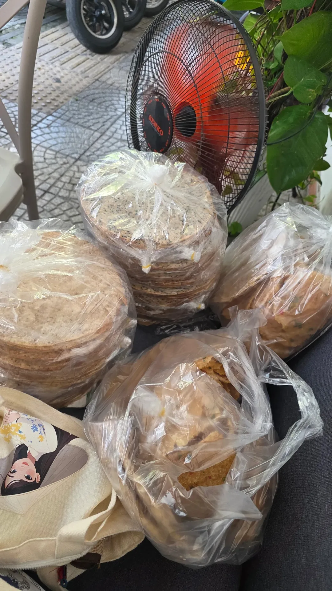✈️ Bánh snack cơm cháy (nurungji) bán rất chạy ở chợ truyền thống địa phương Mikevich đấy!😁