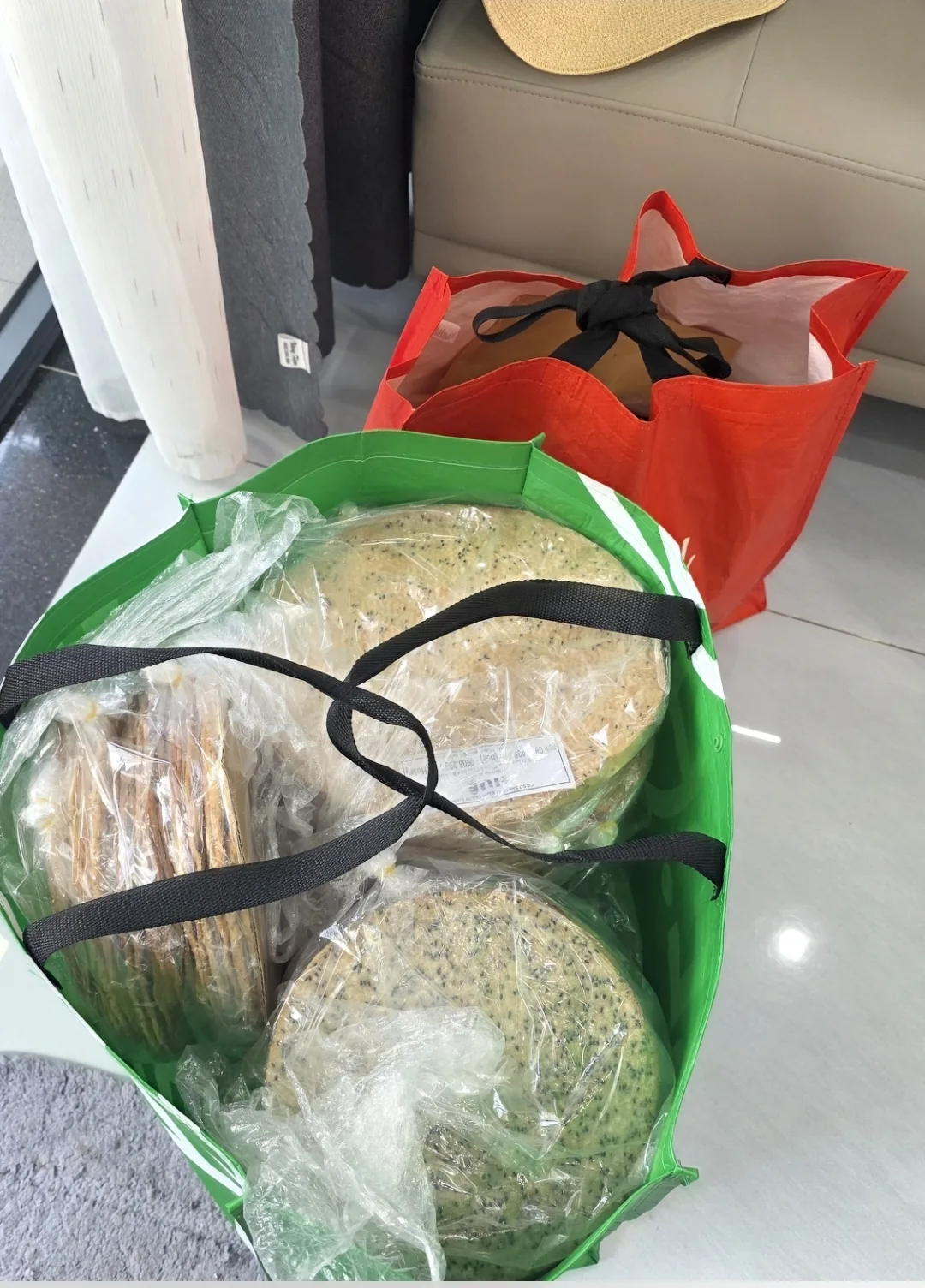 ✈️ Bánh snack cơm cháy (nurungji) bán rất chạy ở chợ truyền thống địa phương Mikevich đấy!😁
