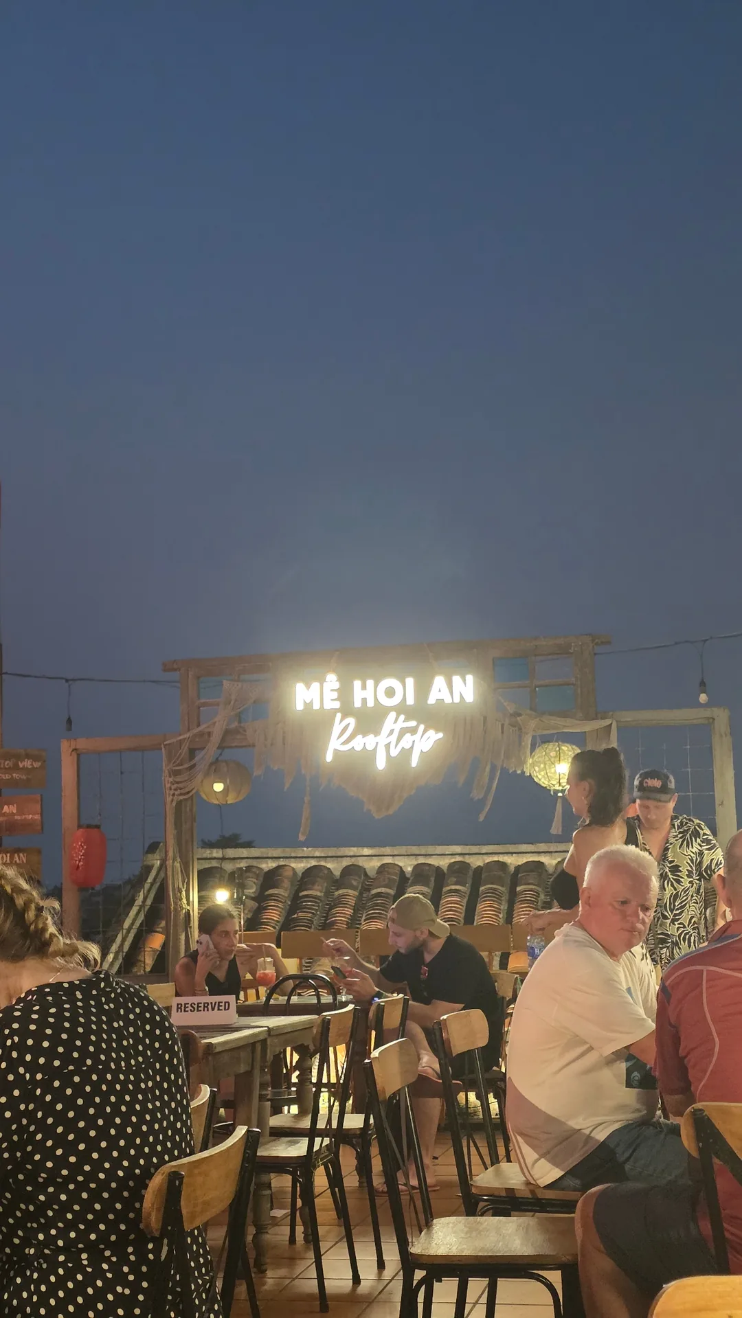 ✈️Khung cảnh sang chảnh quá! Lúc hoàng hôn thì nhất định phải đến quán cà phê rooftop ở Hội An để ngắm hoàng hôn~😄Mê Hội An Rooftop Coffee & Kitchen😘