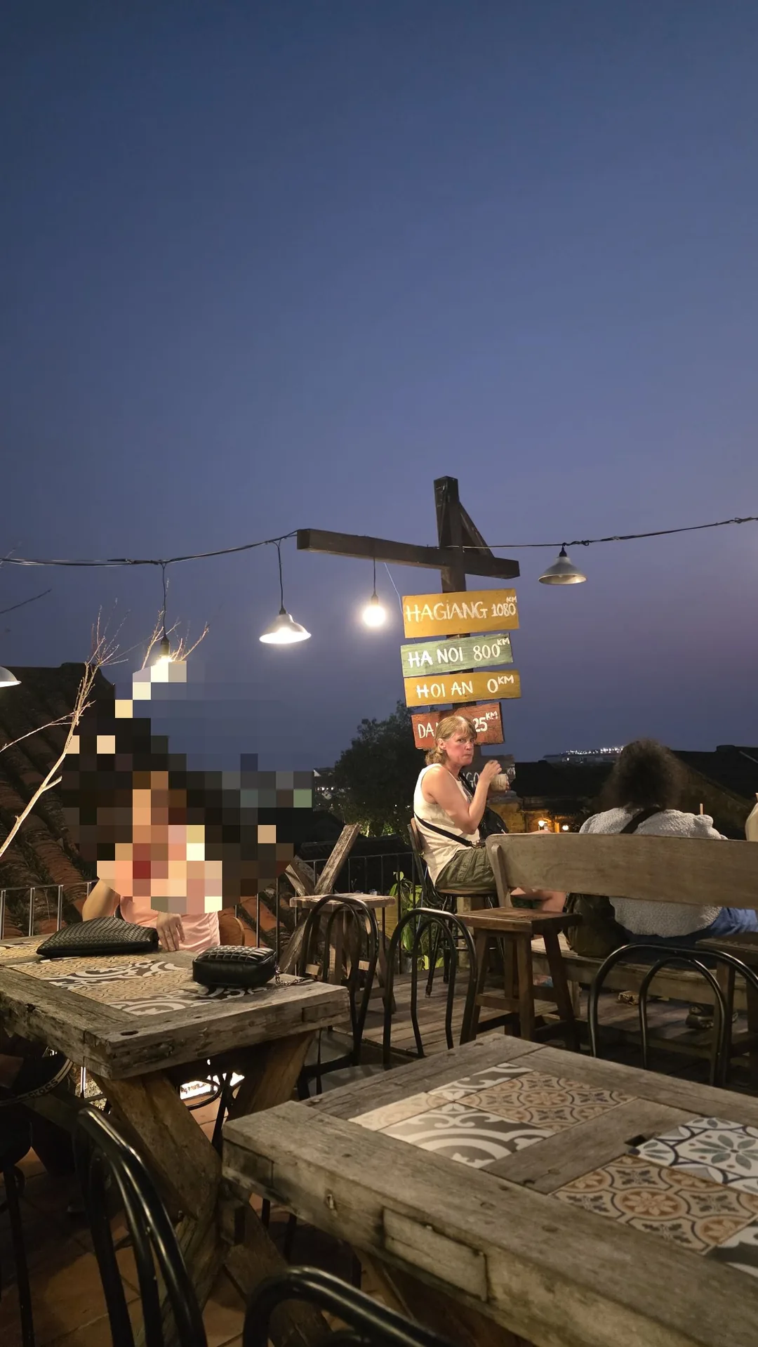 ✈️Khung cảnh sang chảnh quá! Lúc hoàng hôn thì nhất định phải đến quán cà phê rooftop ở Hội An để ngắm hoàng hôn~😄Mê Hội An Rooftop Coffee & Kitchen😘