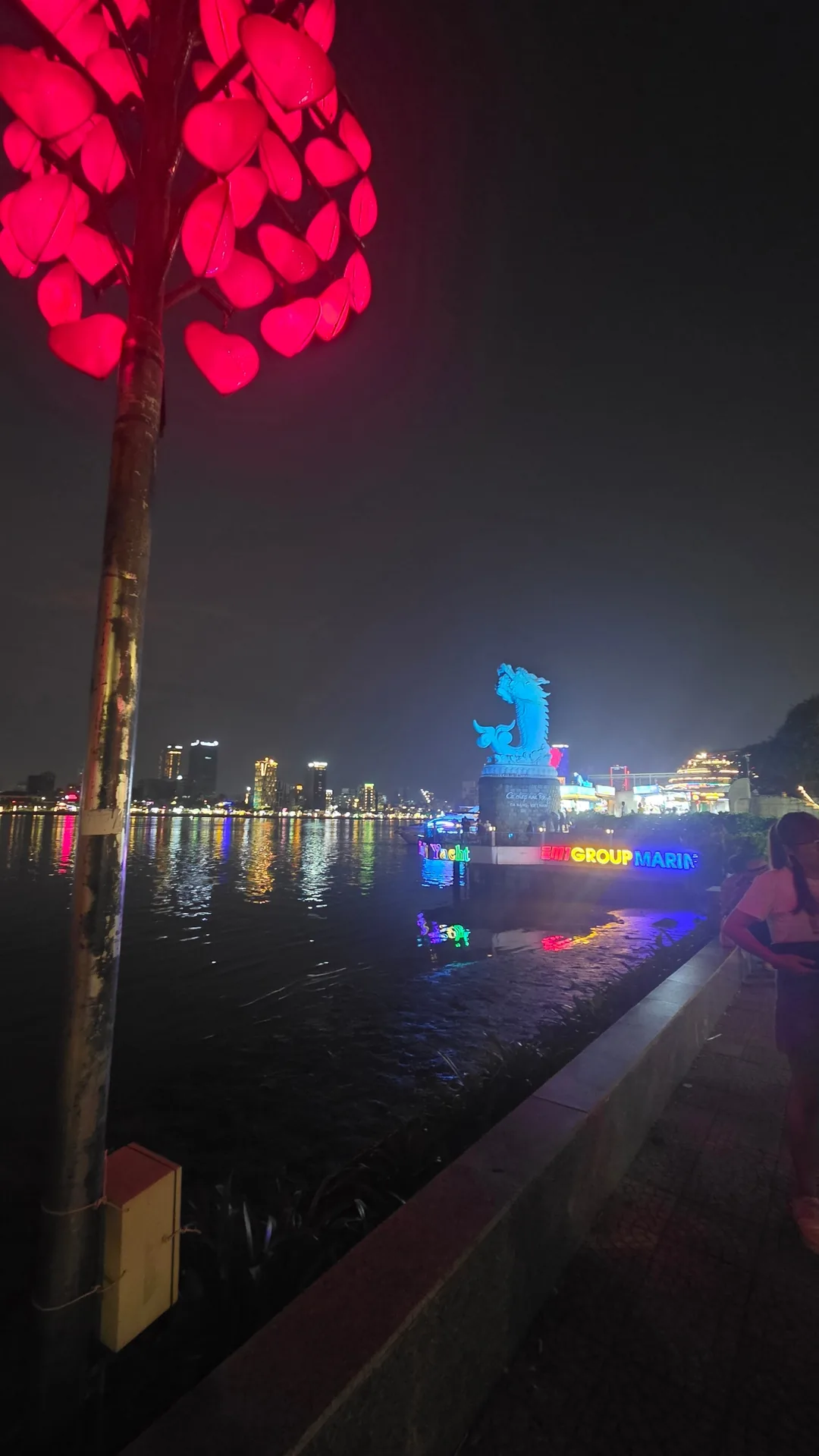 ✈️Cầu Tình Yêu Đà Nẵng😘 Phải khóa ổ khóa rồi còn phải xem biểu diễn đường phố nữa chứ😁