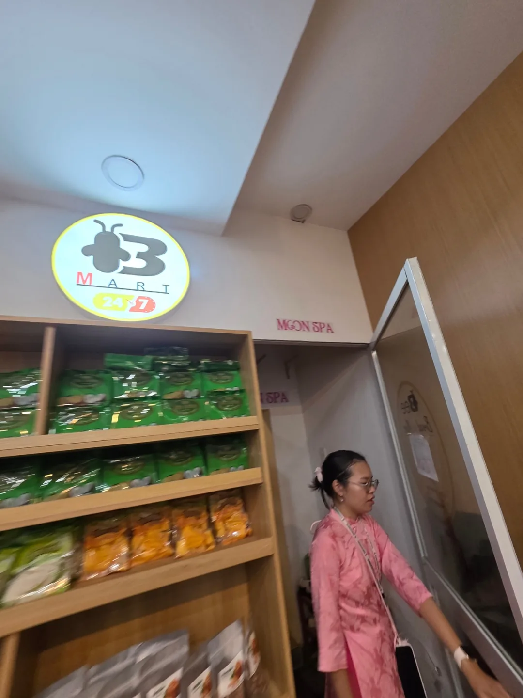 ✈️Ngay bên cạnh khách sạn Tân Phương Nam chợ Hàn, trong B Mart - massage địa phương Moom Spa