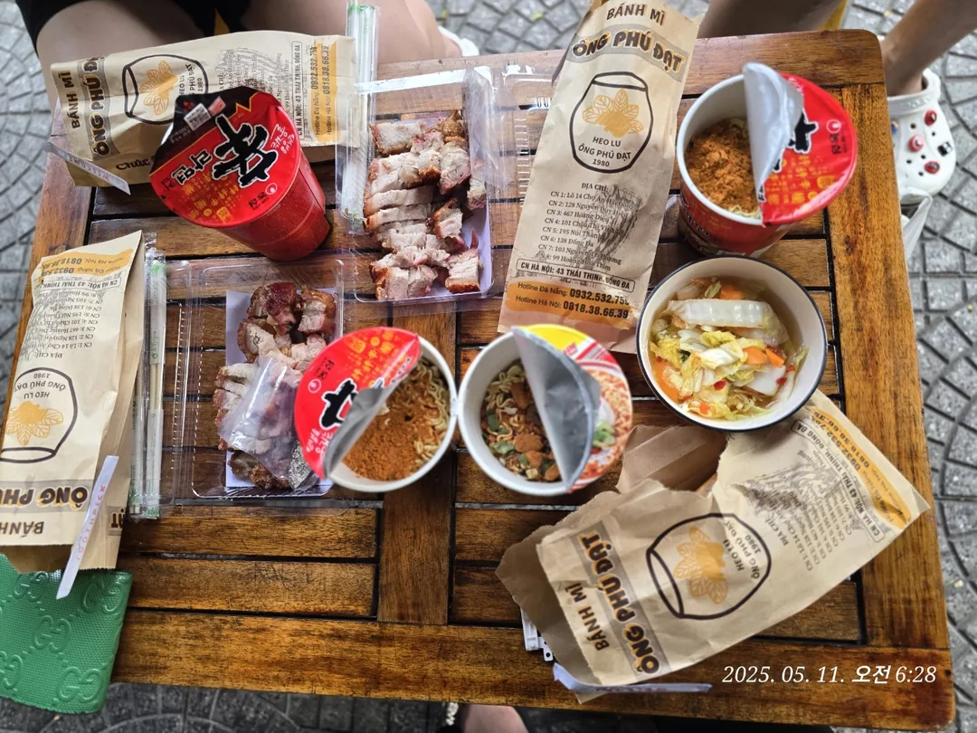 🇻🇳 Nhật ký Đà Nẵng ✈️ Ba chỉ nướng trong hũ và quán bánh mì ngon