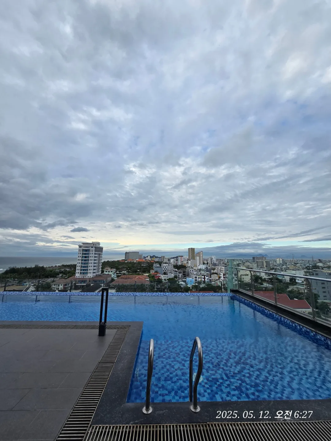 🇻🇳 Review Đà Nẵng ✈️ View hồ bơi khách sạn Charming Beauty~
