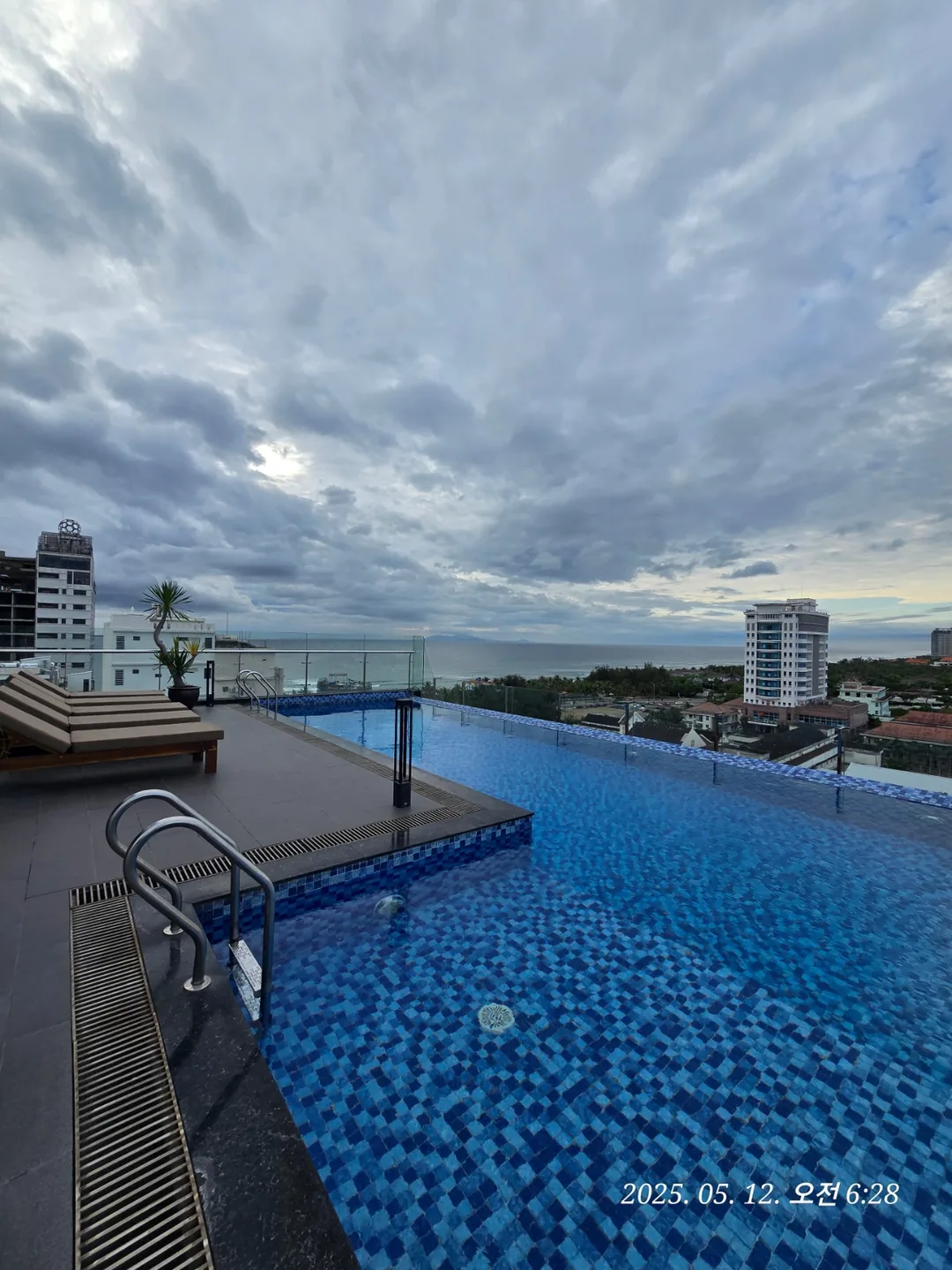 🇻🇳 Review Đà Nẵng ✈️ View hồ bơi khách sạn Charming Beauty~