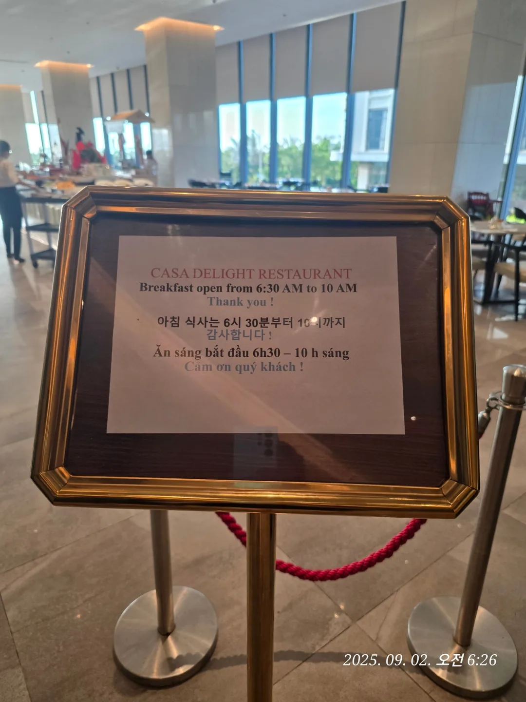 Chạy đến ăn sáng ngay khi mở cửa🤣🤣🤣