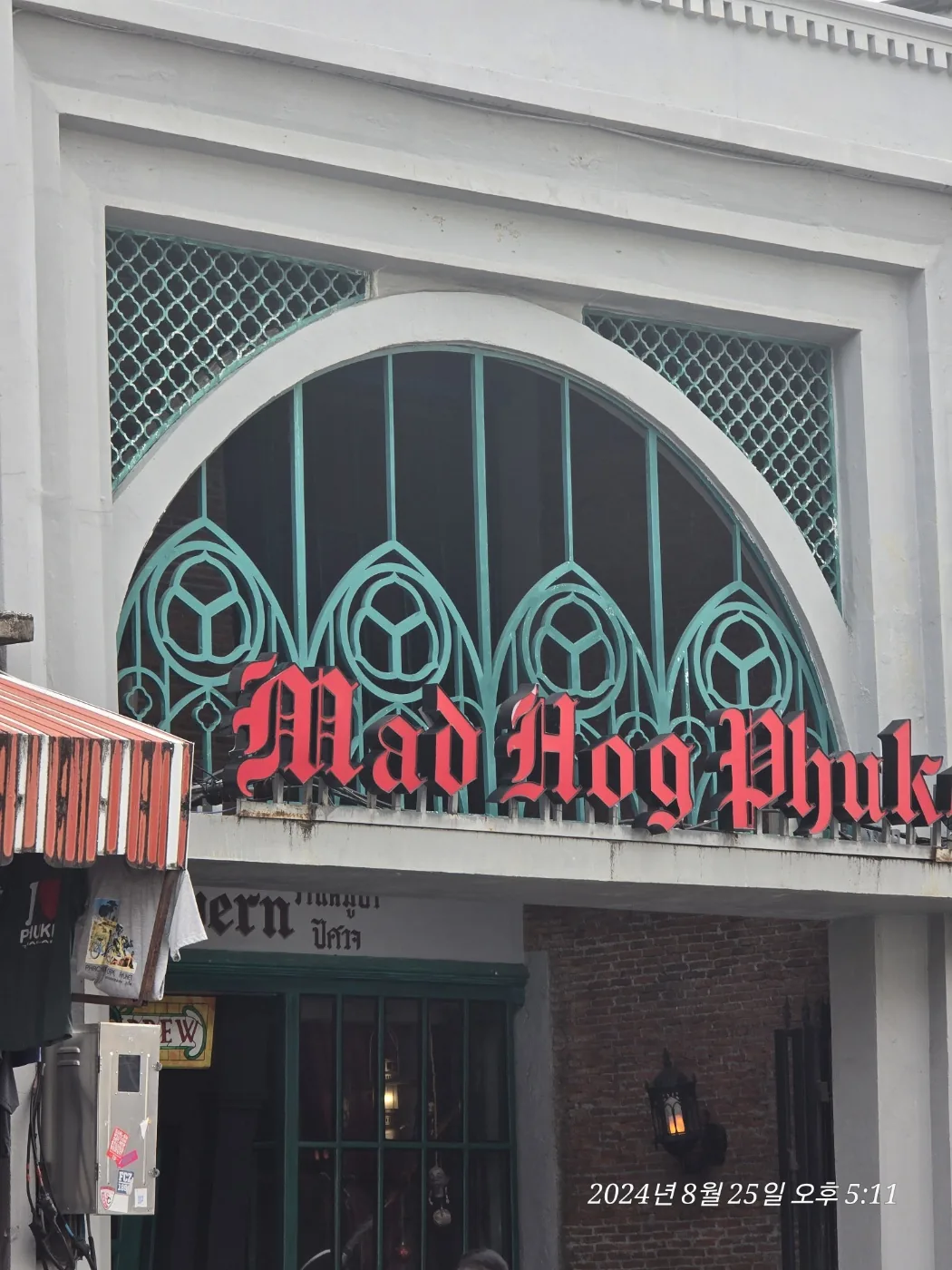 (Du lịch) Phố cổ Phuket mad hog tavern