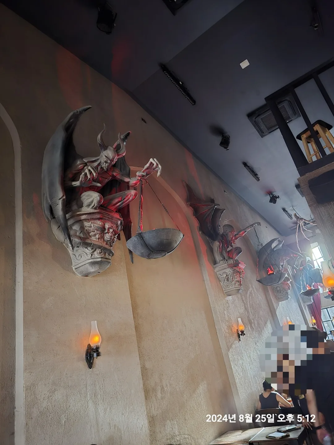 (Du lịch) Phố cổ Phuket mad hog tavern