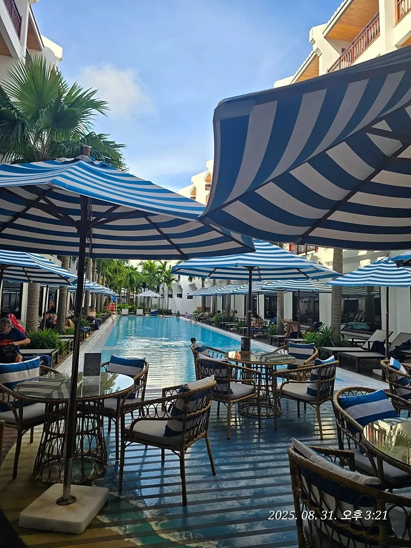 Review Đà Nẵng ✈️ Cùng tận hưởng hồ bơi ở Wafai Resort nhé💦