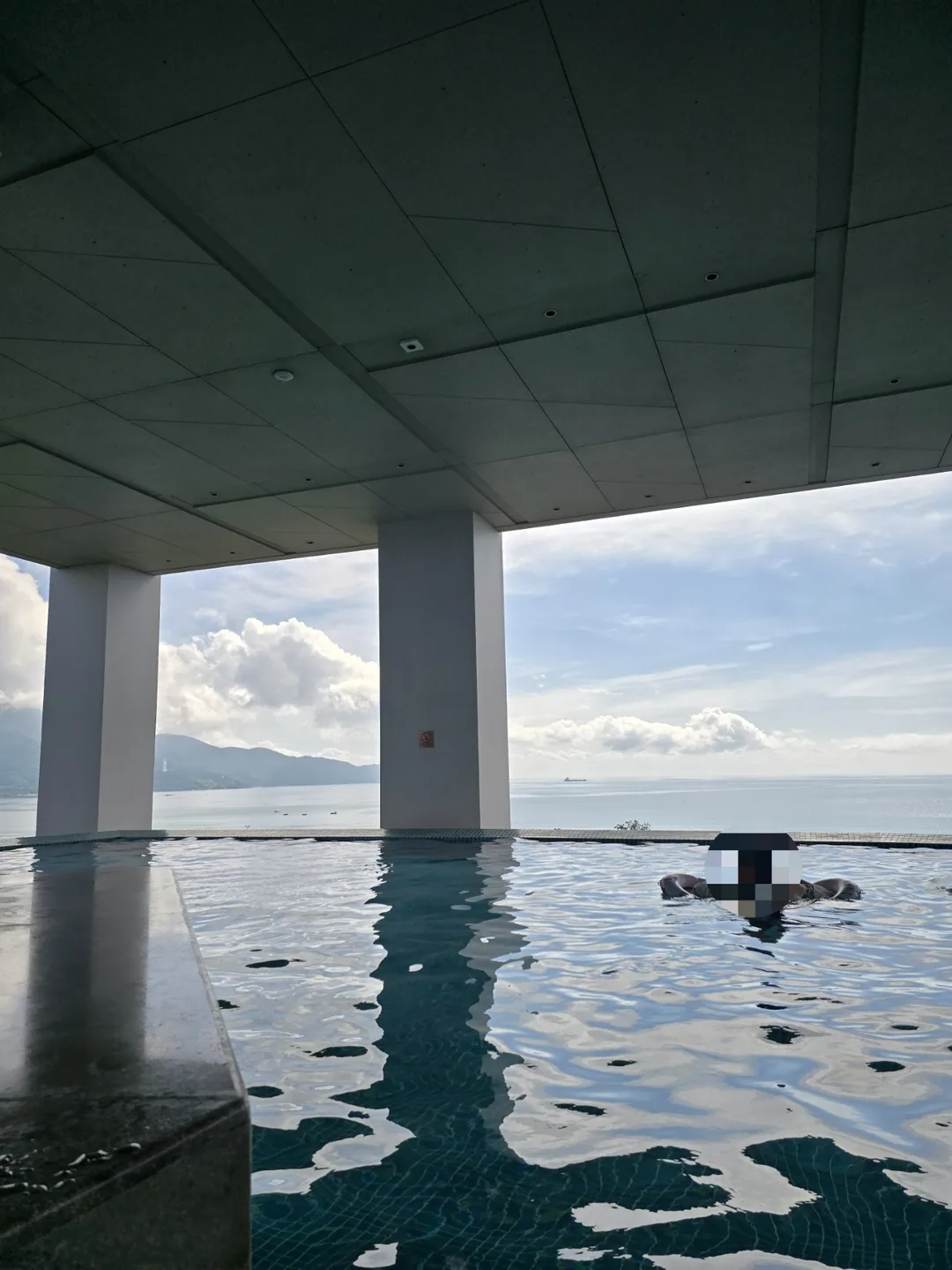 Review Đà Nẵng ✈️ Mình đang tập đi bộ trong hồ bơi ở khách sạn Awaken Đà Nẵng đây😅