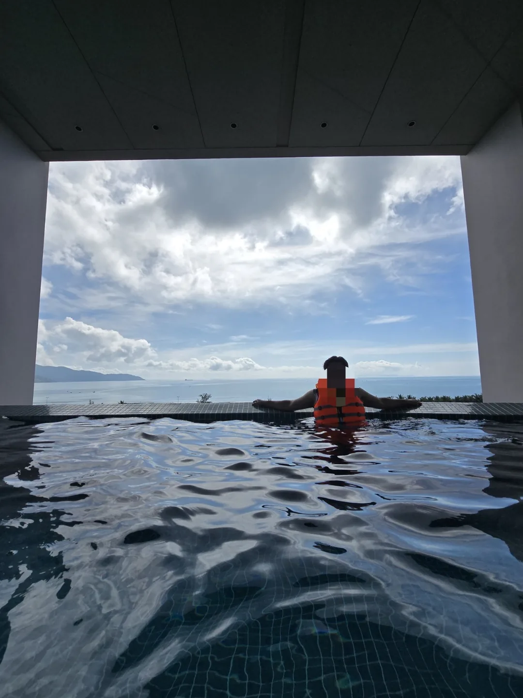 Review Đà Nẵng ✈️ Mình đang tập đi bộ trong hồ bơi ở khách sạn Awaken Đà Nẵng đây😅