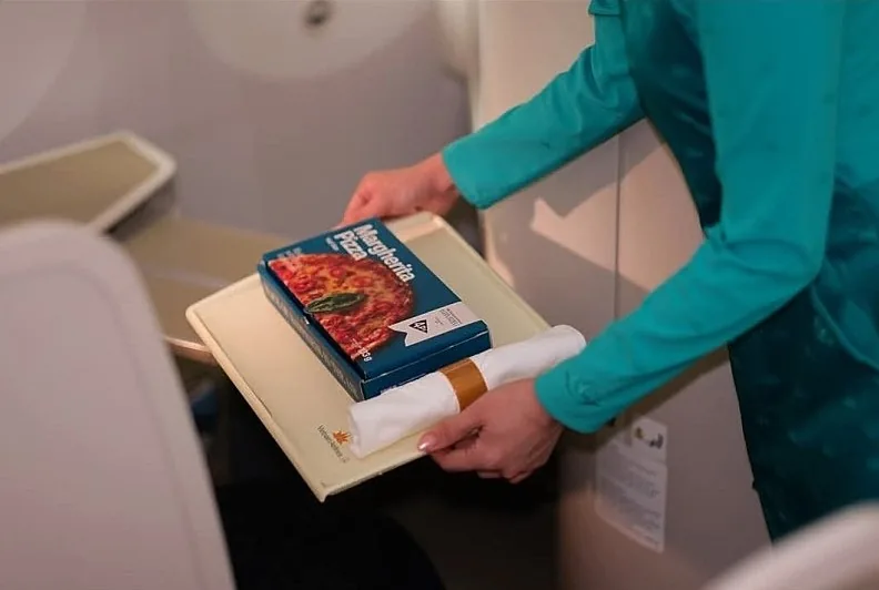 ✈️ Hãy thưởng thức 🍕 4P'S ngay trên chuyến bay Vietnam Airlines nhé😋