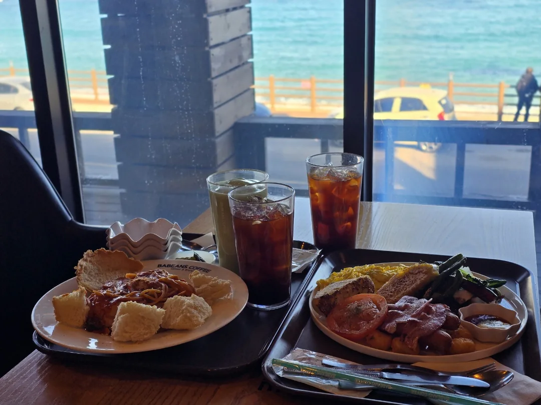 (Du lịch) Mình vừa đi ăn brunch ở bãi biển Yeongjin về nè😋