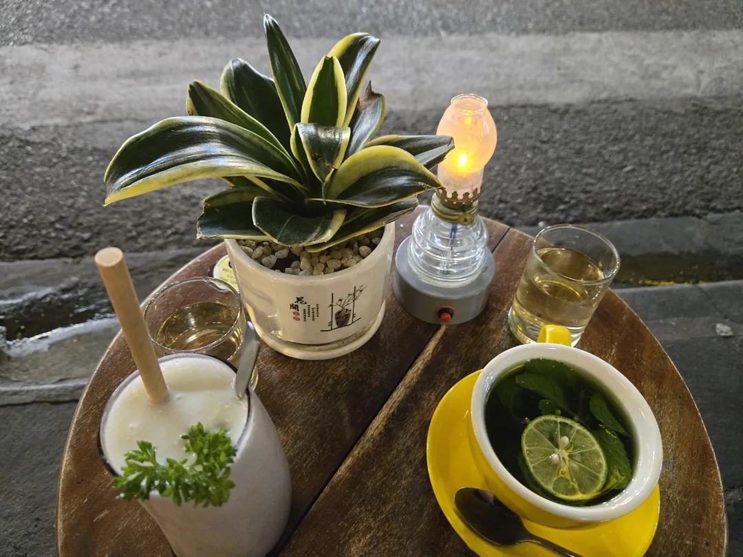 🇻🇳 Tại quán cà phê ở phố cổ Hội An...