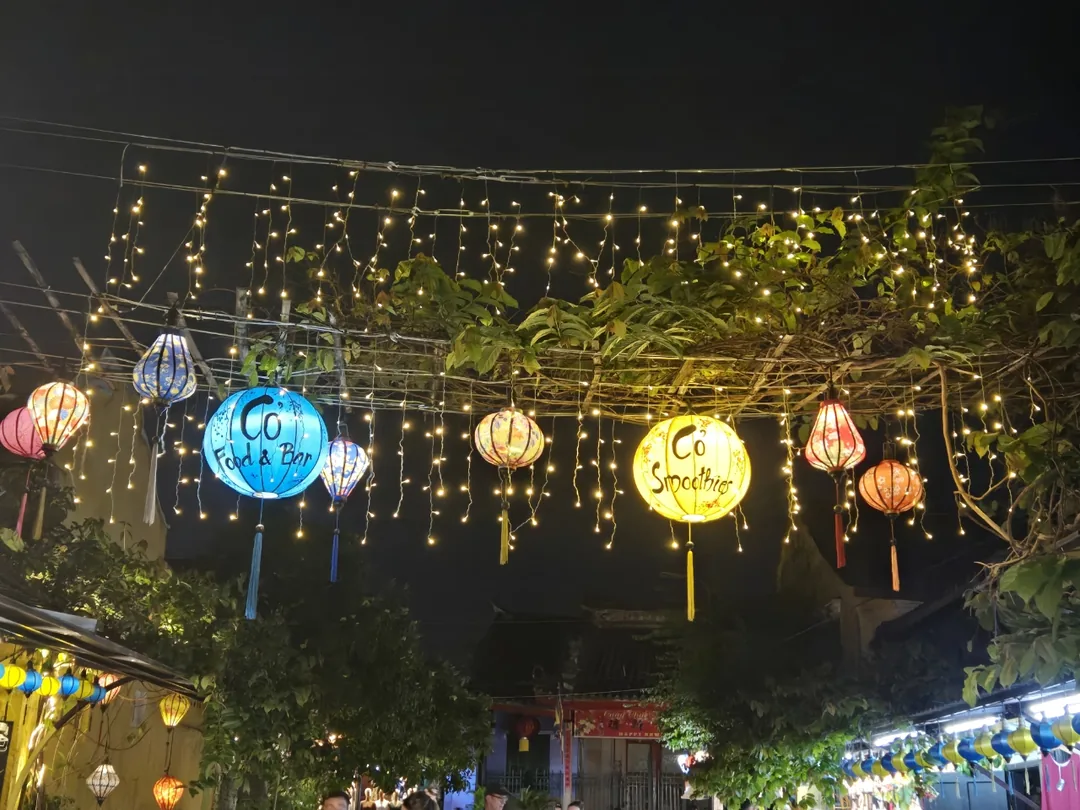 🇻🇳 Tại quán cà phê ở phố cổ Hội An...