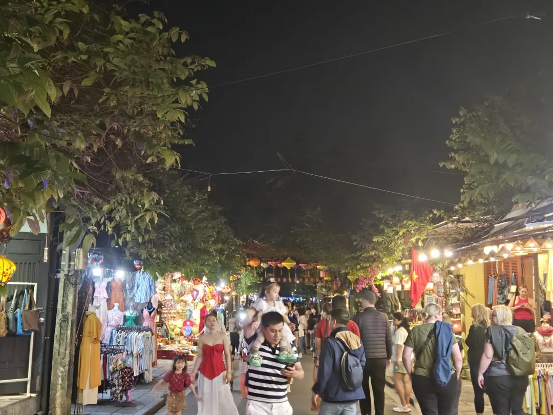 🇻🇳 Tại quán cà phê ở phố cổ Hội An...