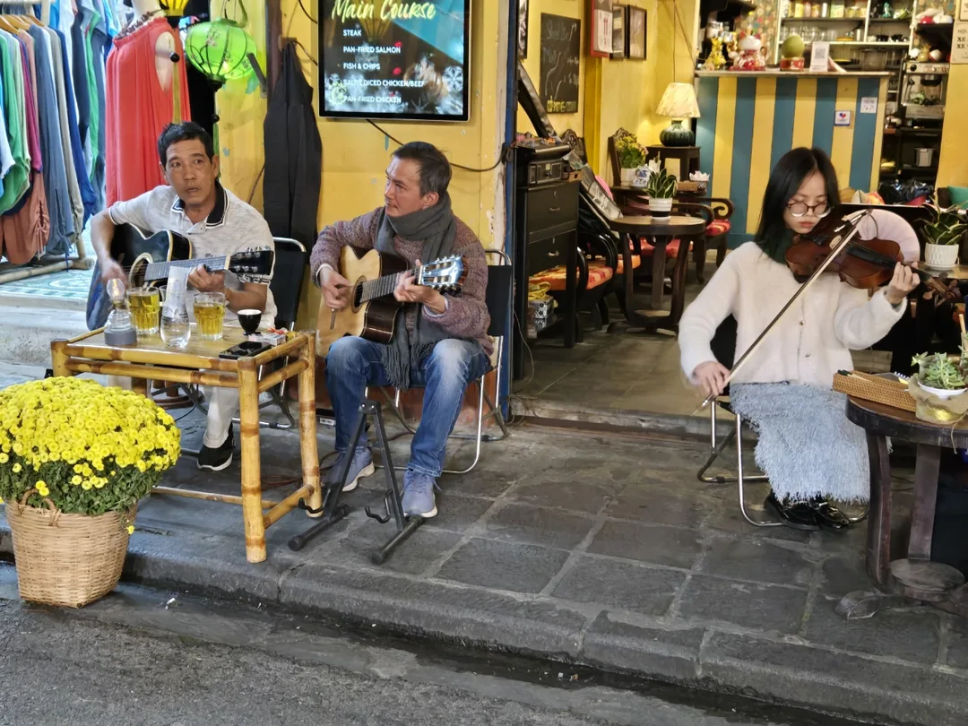 🇻🇳 Tại quán cà phê ở phố cổ Hội An...