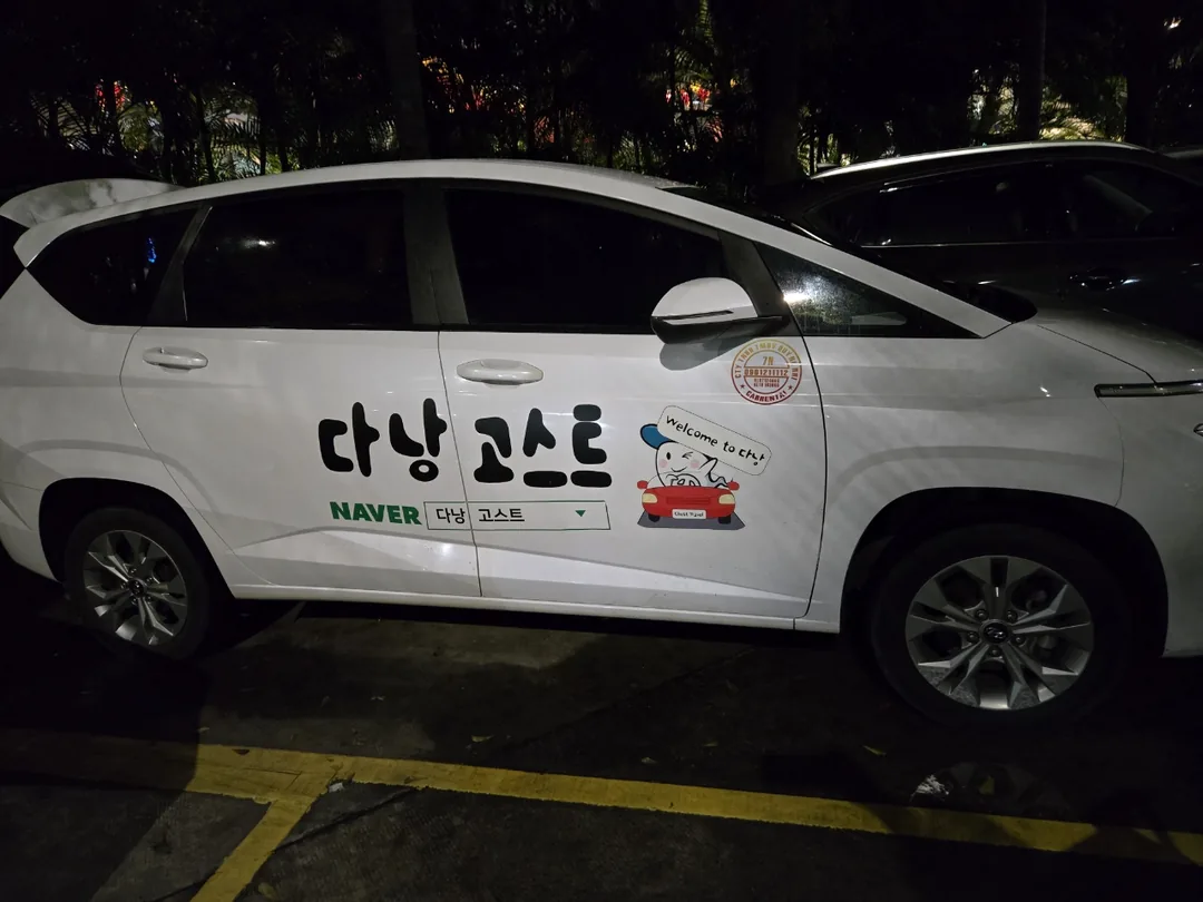 Khởi đầu chuyến đi là đón khách địa phương tại Đà Nẵng...